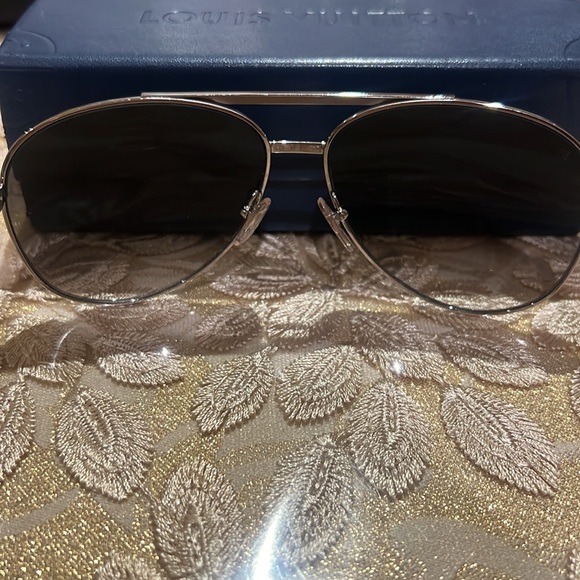 Louis Vuitton - Picture 4 of 4